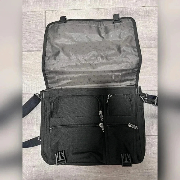 Tumi Messenger Work Everyday Bag - Picture 2 of 6
